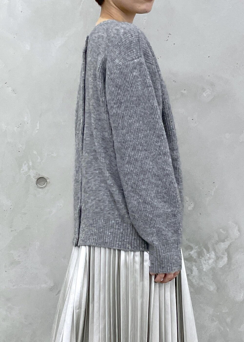 シルバー系のスカート、グレー系のカーディガン/ボレロ、シルバー系のスカートを着用したレディースの夏コーディネートの6枚目の写真