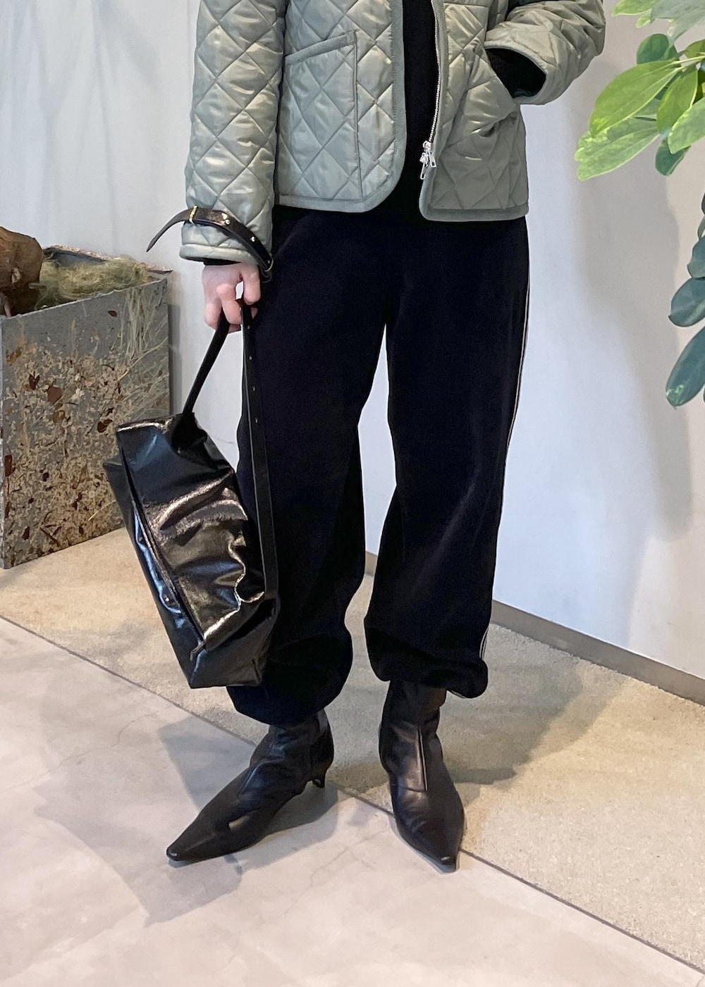 ブラック系のショルダーバッグ、ブラック系のその他パンツ、ブラック系のスウェットを着用したレディースの秋コーディネートの7枚目の写真