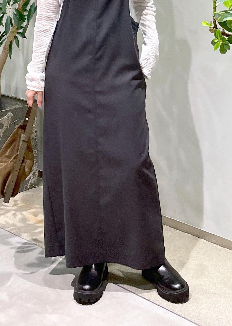 ブラック系のブーツ、グレー系のジャンパースカート、ブラウン系のショルダーバッグを着用したレディースの秋コーディネートの7枚目の写真