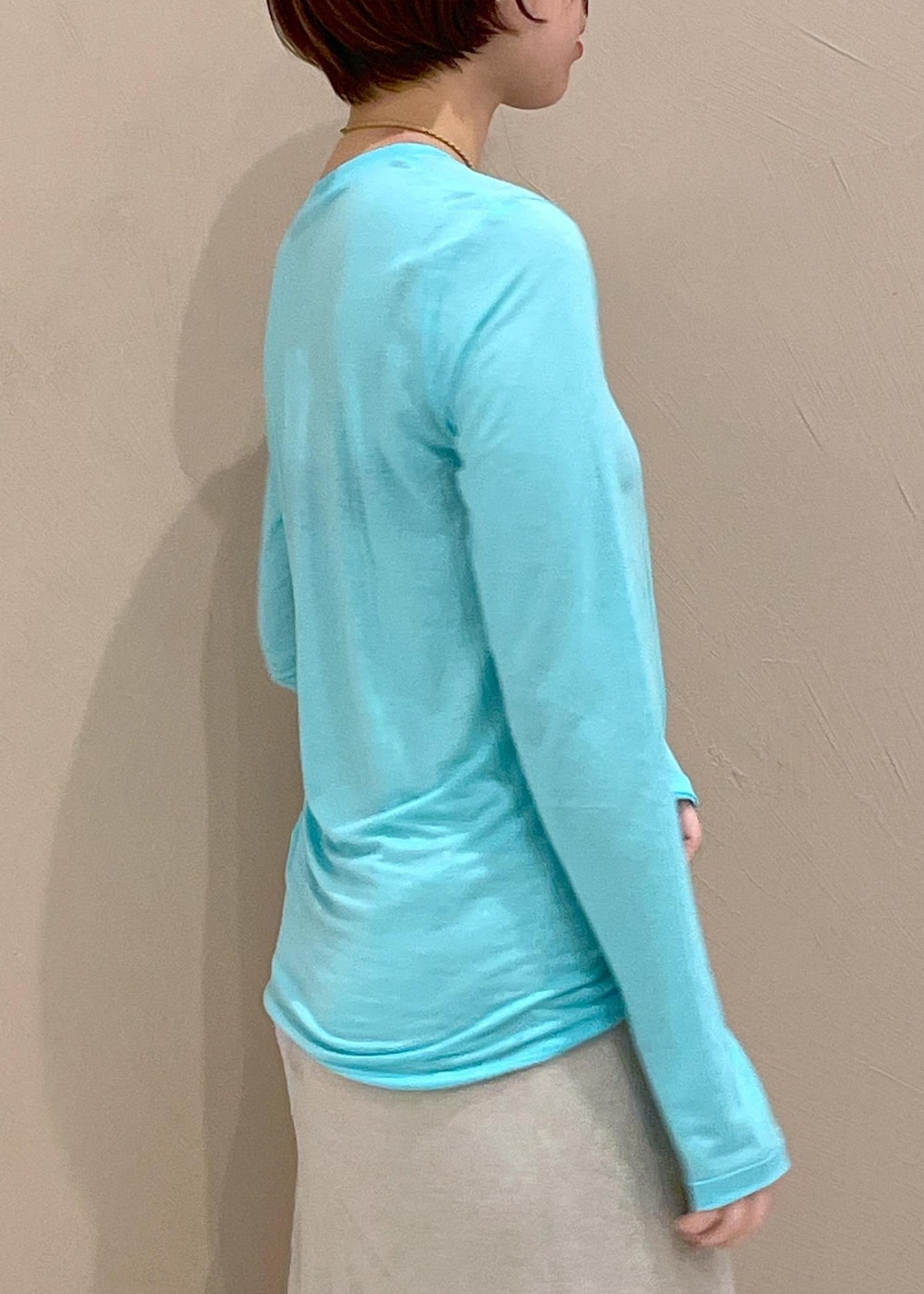 ベージュ系のテーラードジャケット、ベージュ系のスカートを着用したレディースの冬コーディネートの8枚目の写真