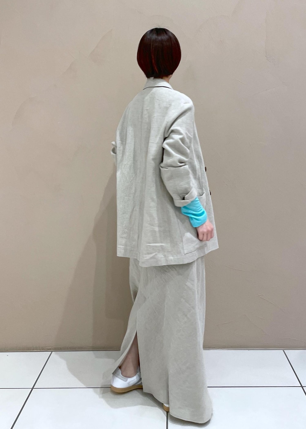 ベージュ系のテーラードジャケット、ベージュ系のスカートを着用したレディースの冬コーディネートの4枚目の写真