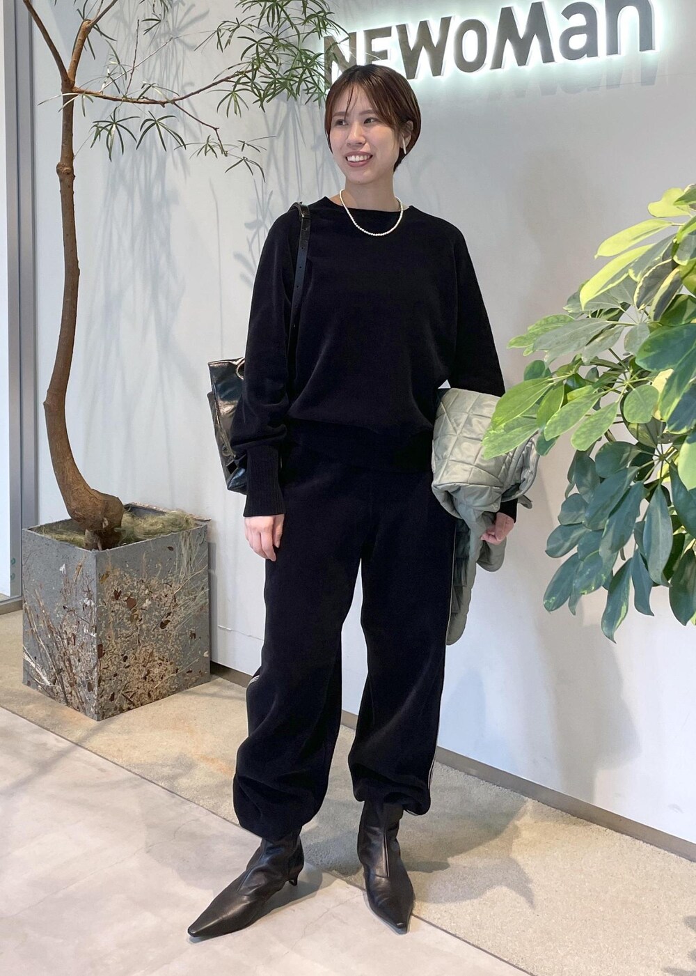 ブラック系のショルダーバッグ、ブラック系のその他パンツ、ブラック系のスウェットを着用したレディースの秋コーディネートの8枚目の写真