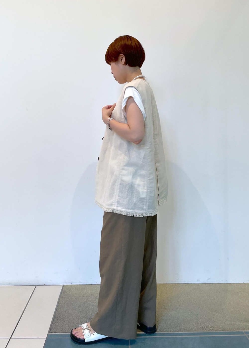 ホワイト系のTシャツ/カットソー、ホワイト系のサンダル、ブラウン系のその他パンツを着用したレディースの夏コーディネートの3枚目の写真