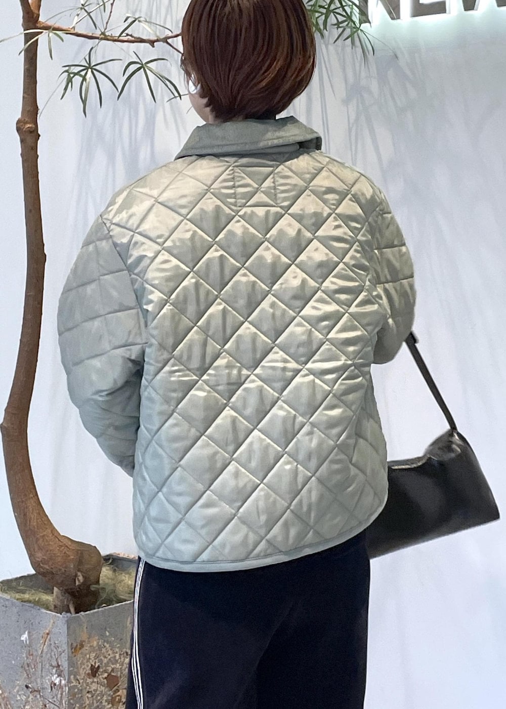 ブラック系のショルダーバッグ、ブラック系のその他パンツ、ブラック系のスウェットを着用したレディースの秋コーディネートの6枚目の写真