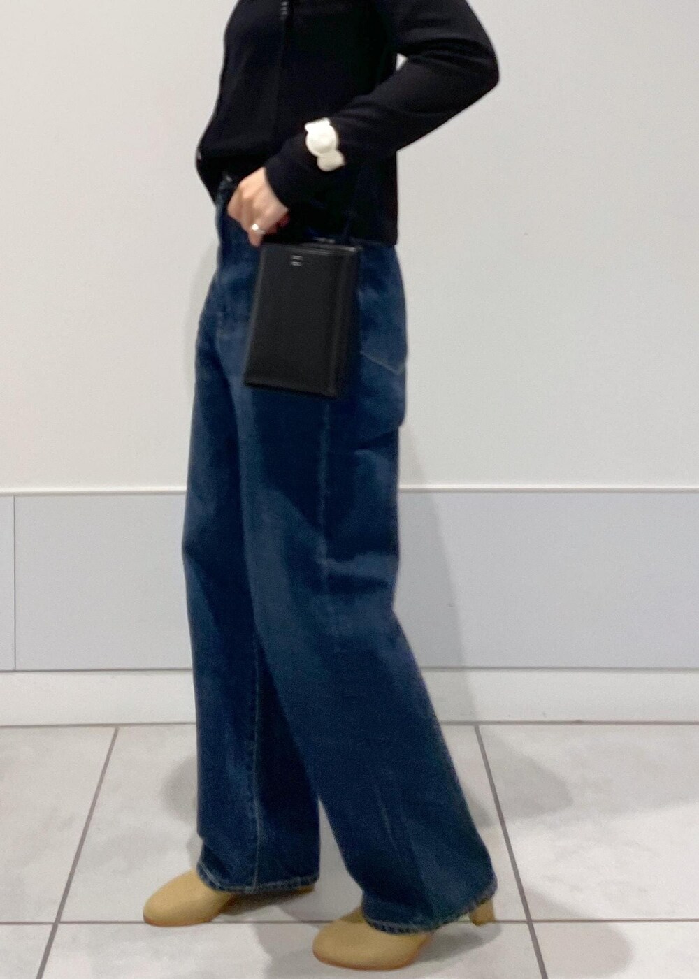 ブラック系のカーディガン/ボレロ、ベージュ系のパンプスを着用したレディースの夏コーディネートの4枚目の写真