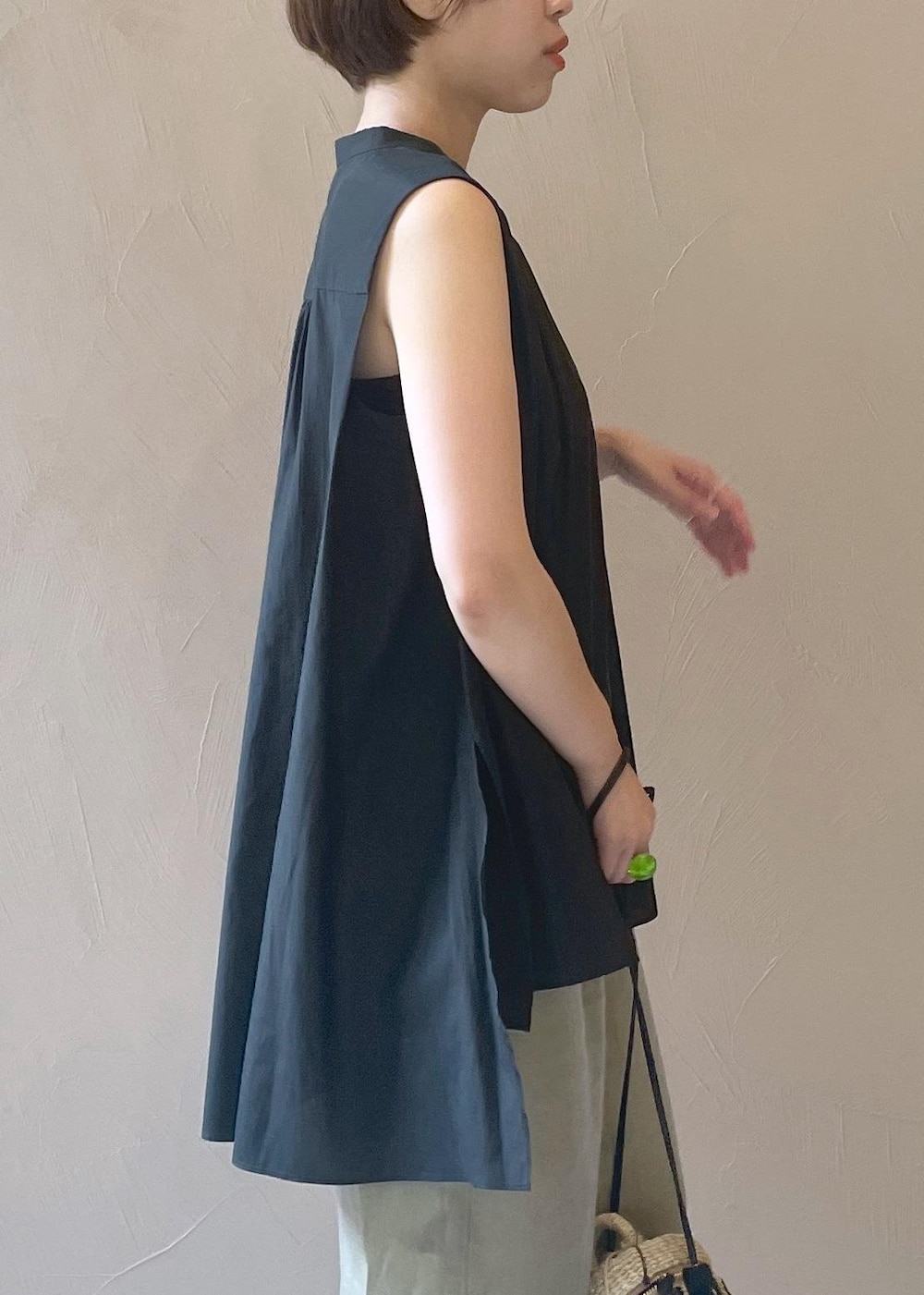 ホワイト系のショルダーバッグ、ブラック系のシャツ/ブラウス、グレー系のその他パンツを着用したレディースの夏コーディネートの5枚目の写真