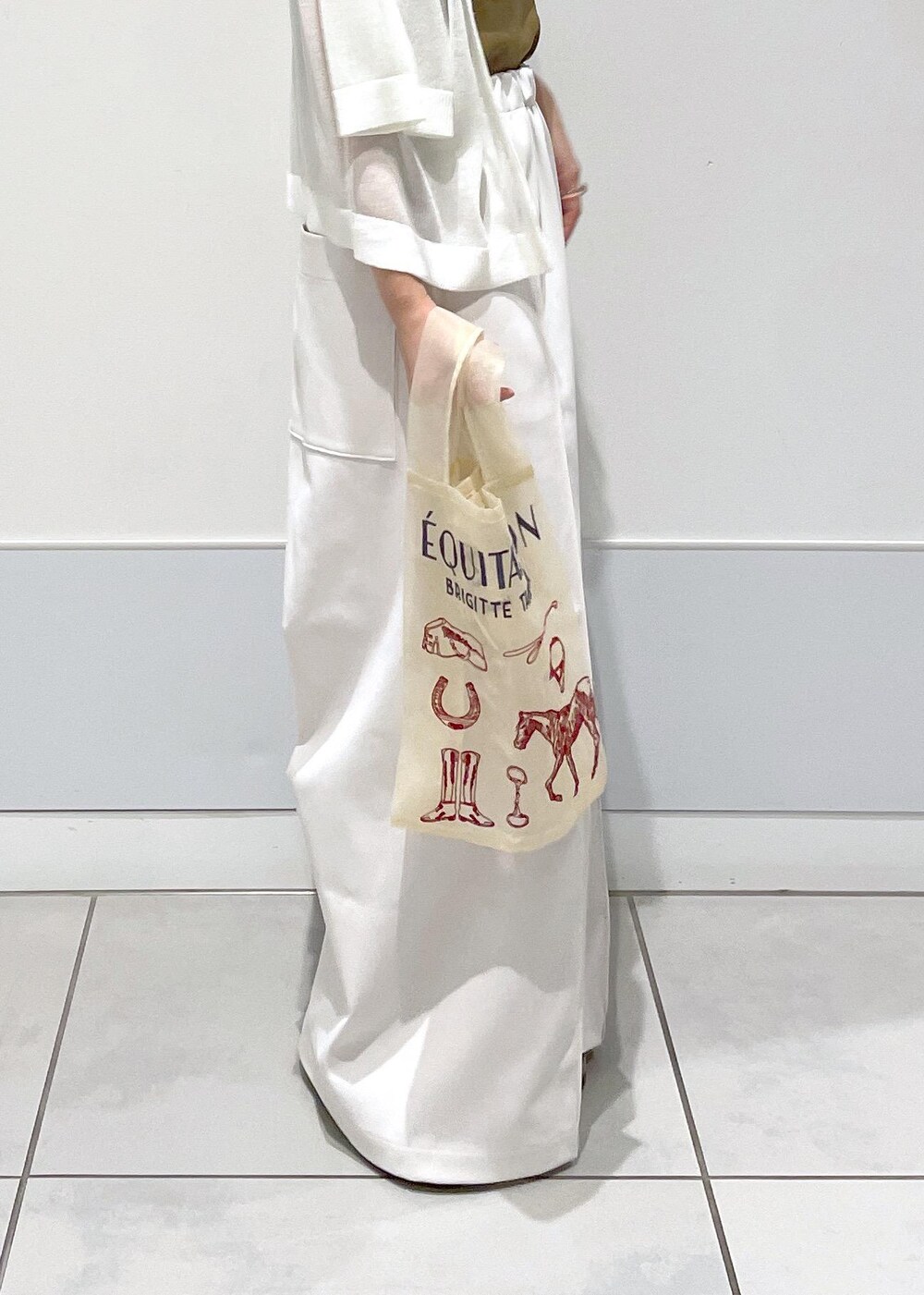 ホワイト系のタンクトップ、ホワイト系のカーディガン/ボレロを着用したレディースの夏コーディネートの9枚目の写真