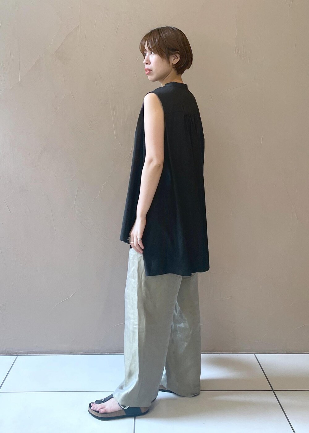 ホワイト系のショルダーバッグ、ブラック系のシャツ/ブラウス、グレー系のその他パンツを着用したレディースの夏コーディネートの3枚目の写真