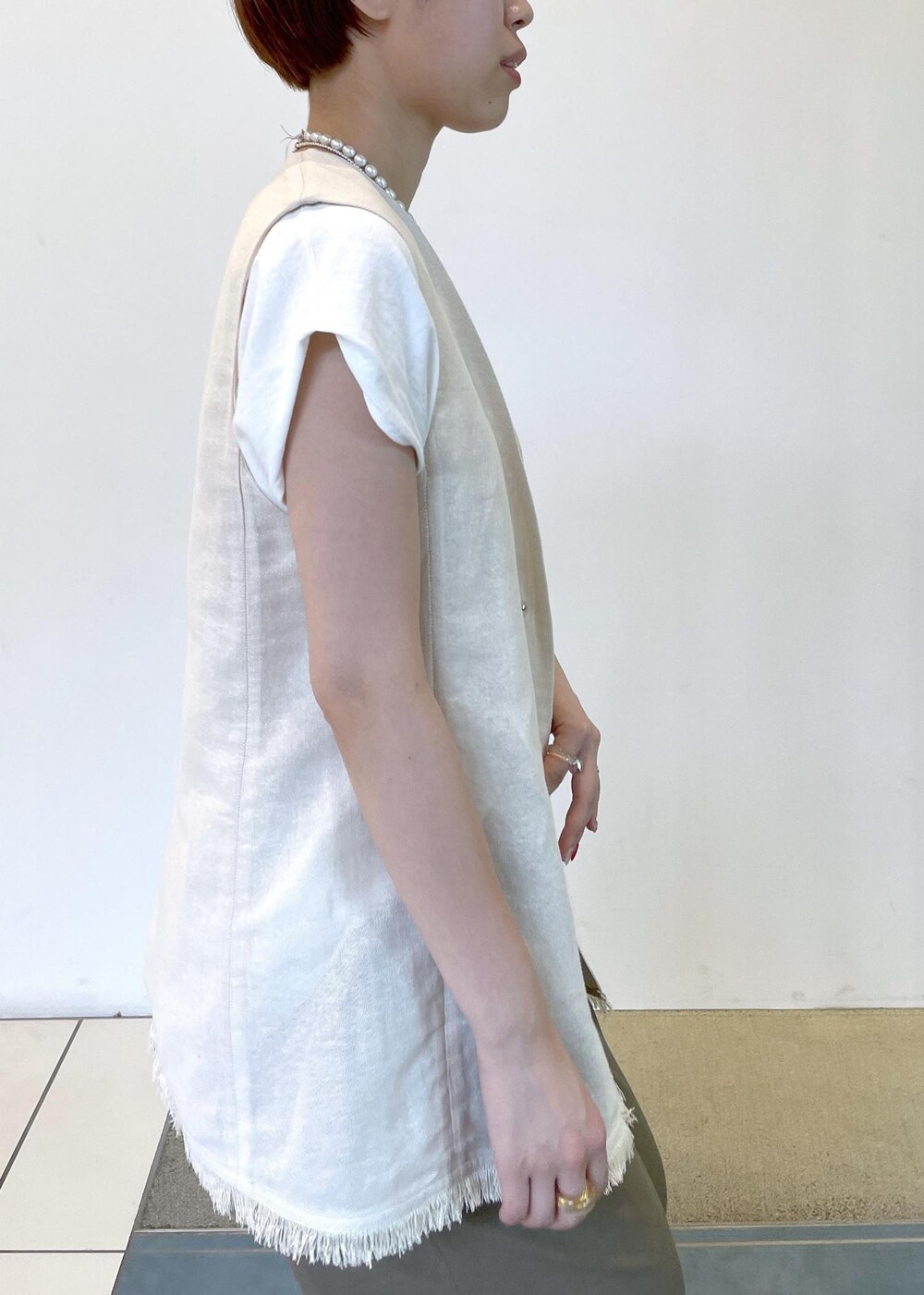 ホワイト系のTシャツ/カットソー、ホワイト系のサンダル、ブラウン系のその他パンツを着用したレディースの夏コーディネートの6枚目の写真