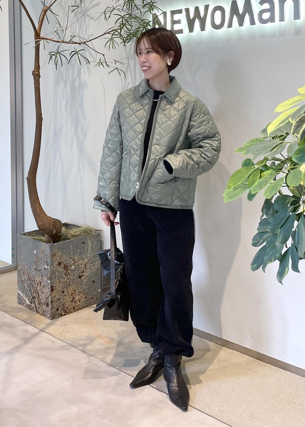 ブラック系のショルダーバッグ、ブラック系のその他パンツ、ブラック系のスウェットを着用したレディースの秋コーディネートの2枚目の写真