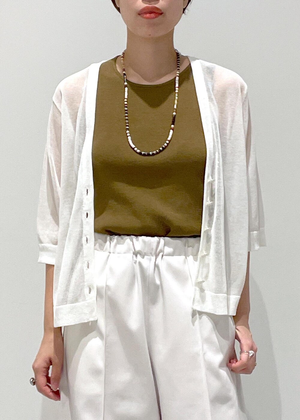 ホワイト系のタンクトップ、ホワイト系のカーディガン/ボレロを着用したレディースの夏コーディネートの6枚目の写真