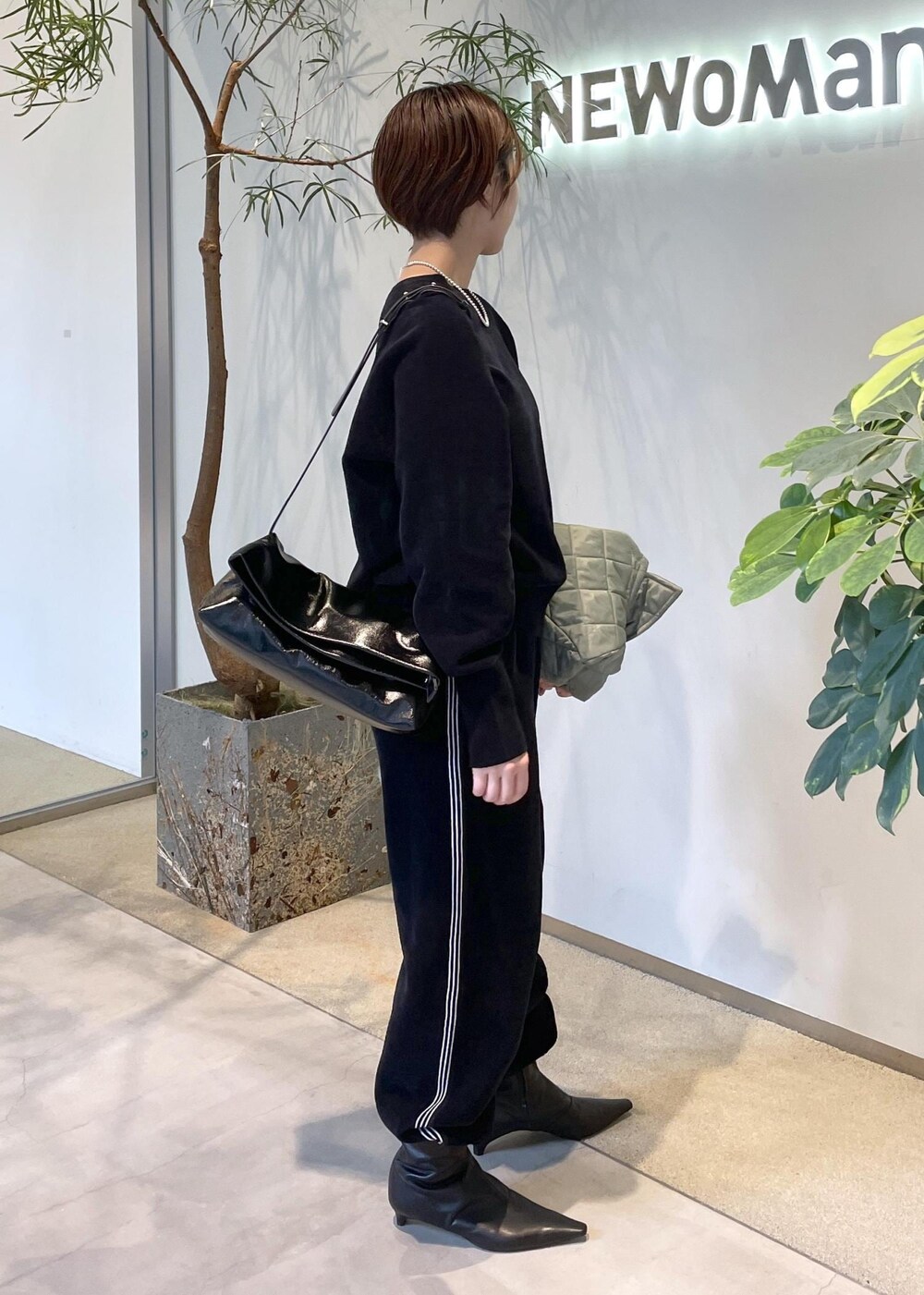 ブラック系のショルダーバッグ、ブラック系のその他パンツ、ブラック系のスウェットを着用したレディースの秋コーディネートの9枚目の写真