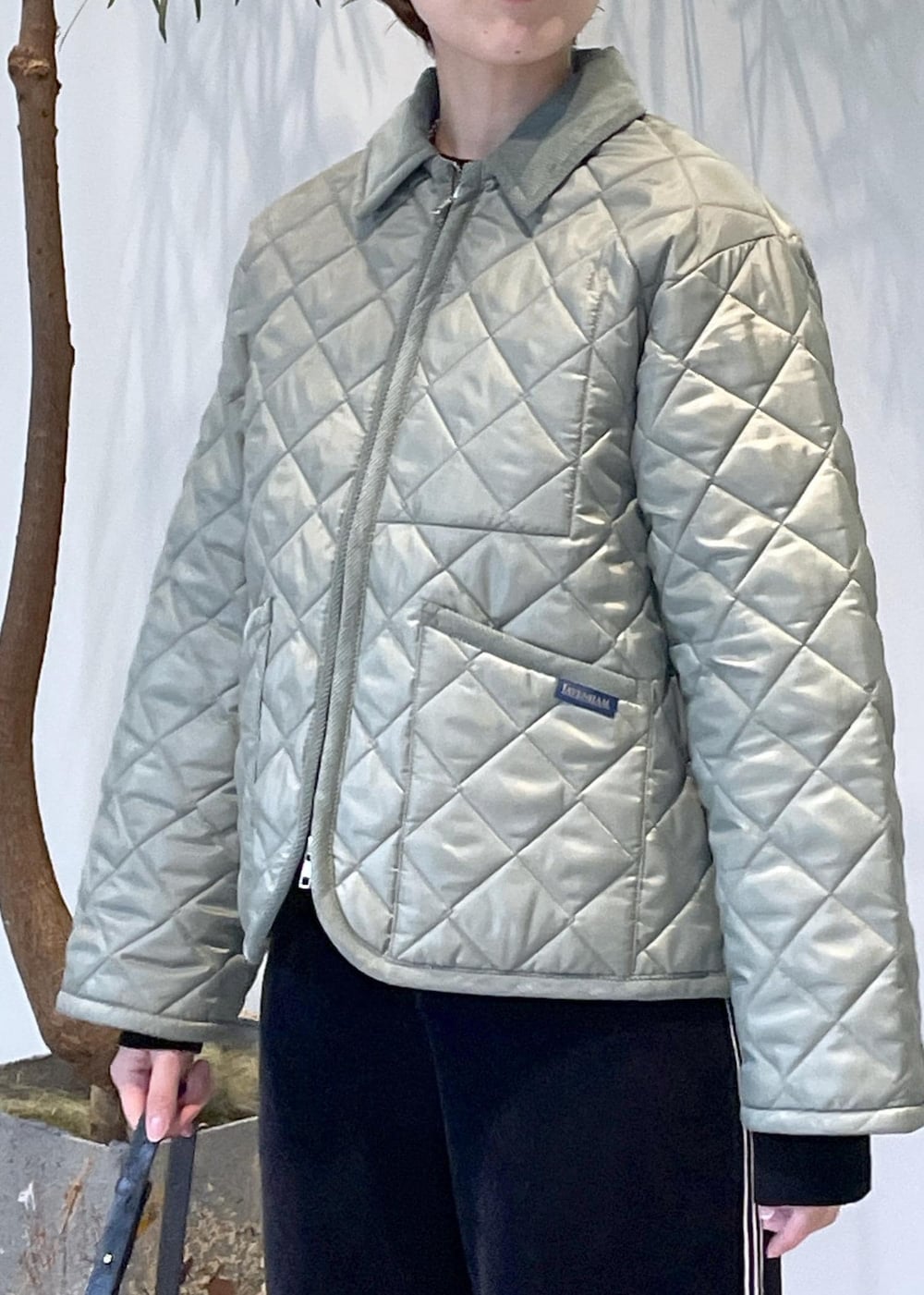 ブラック系のショルダーバッグ、ブラック系のその他パンツ、ブラック系のスウェットを着用したレディースの秋コーディネートの4枚目の写真