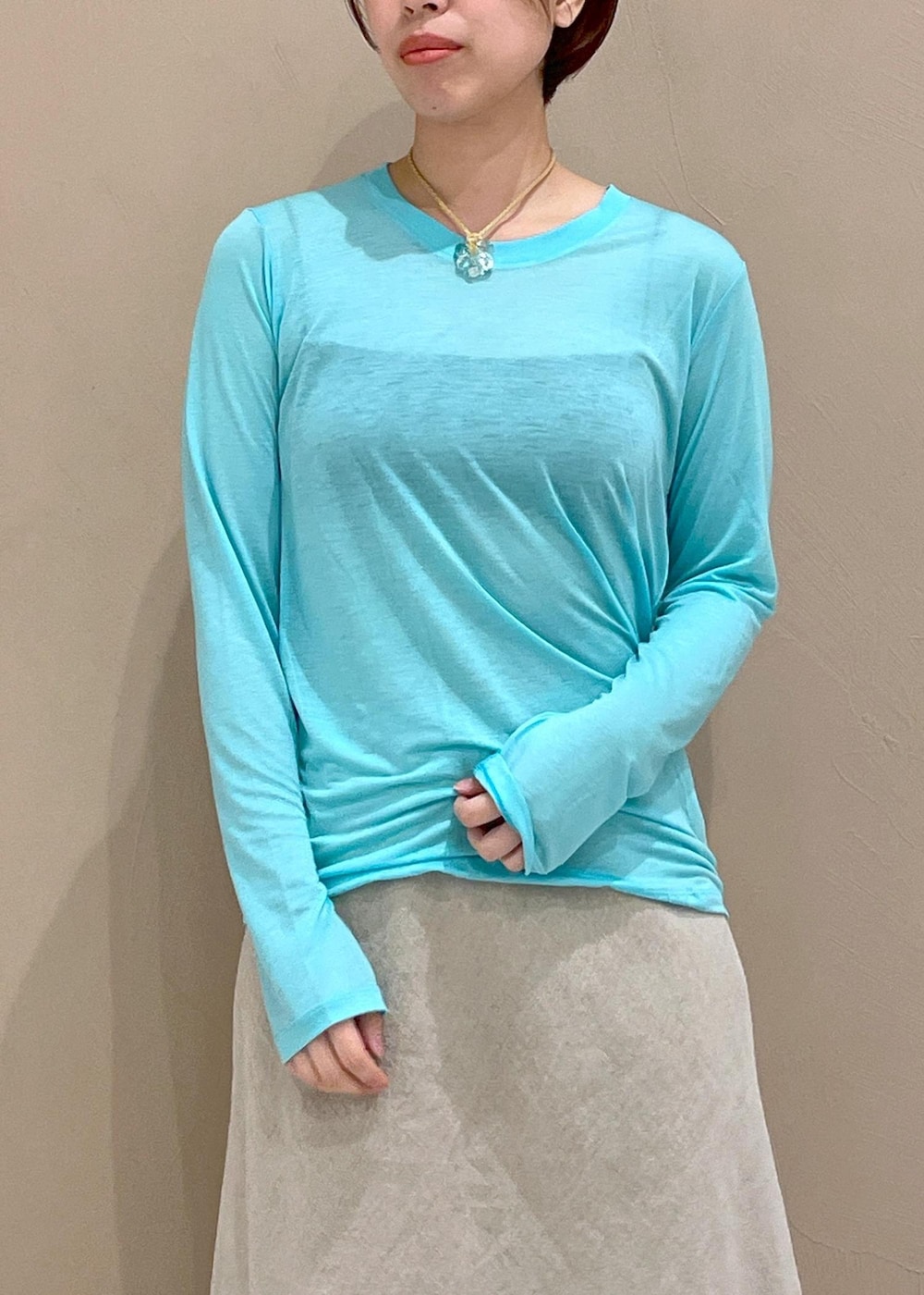 ベージュ系のテーラードジャケット、ベージュ系のスカートを着用したレディースの冬コーディネートの7枚目の写真