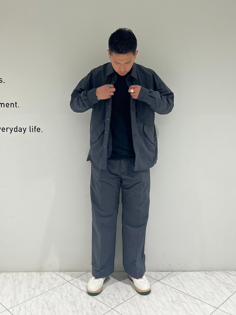 グレー系のシャツ/ブラウス、グレー系のスラックスを着用したメンズの秋コーディネートの3枚目の写真