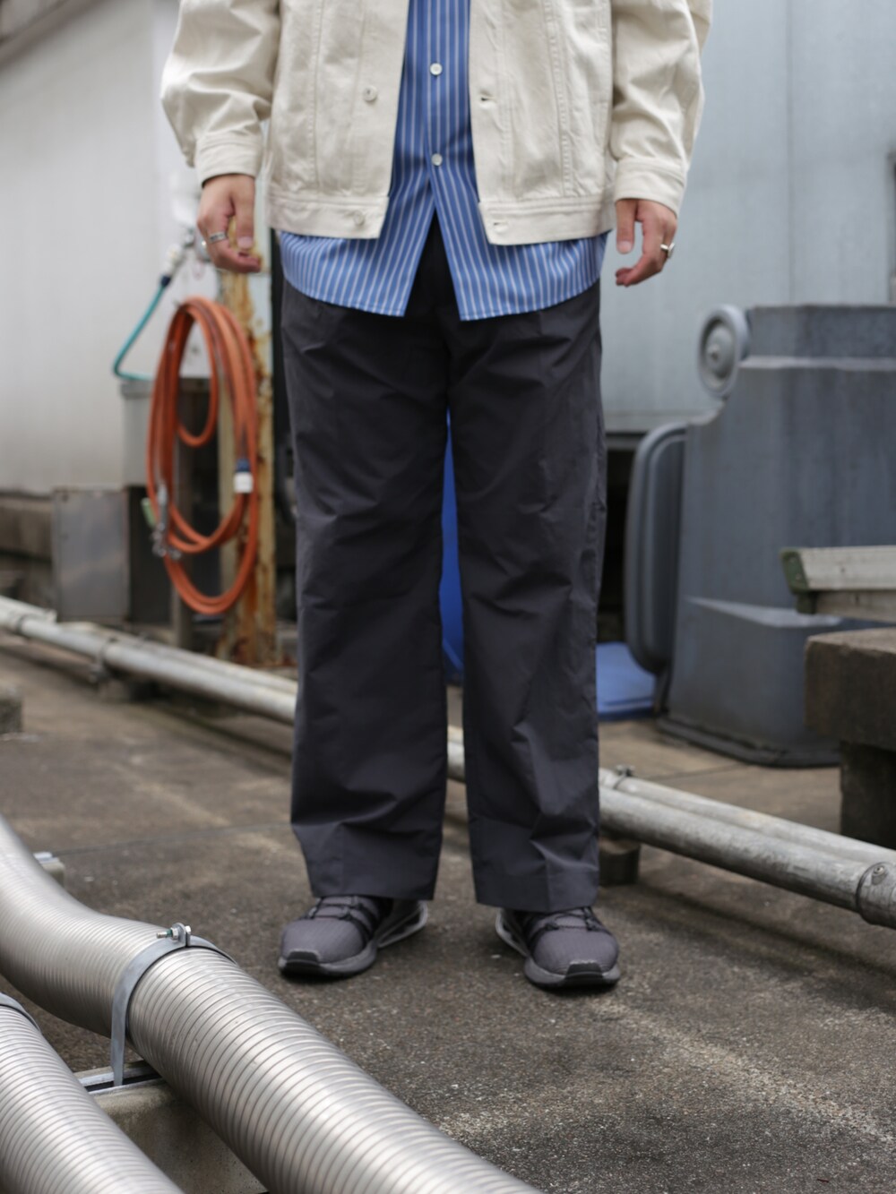 その他のブルゾン、ブルー系のシャツ/ブラウス、グレー系のスラックスを着用したメンズの秋コーディネートの3枚目の写真