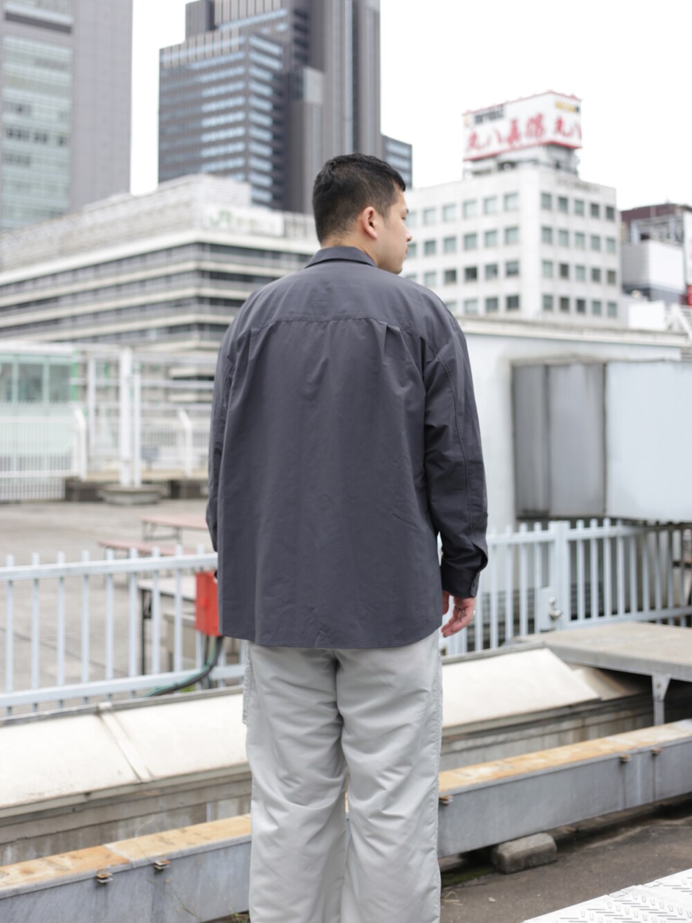 グレー系のシャツ/ブラウス、ブルー系のニット/セーターを着用したメンズの秋コーディネートの5枚目の写真