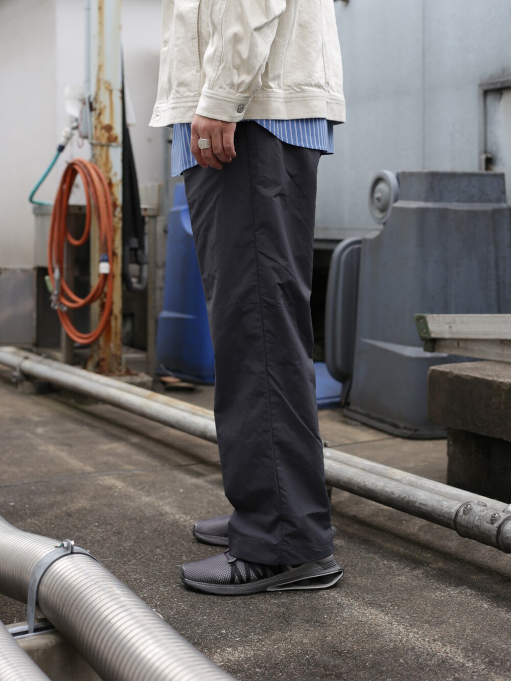 その他のブルゾン、ブルー系のシャツ/ブラウス、グレー系のスラックスを着用したメンズの秋コーディネートの4枚目の写真