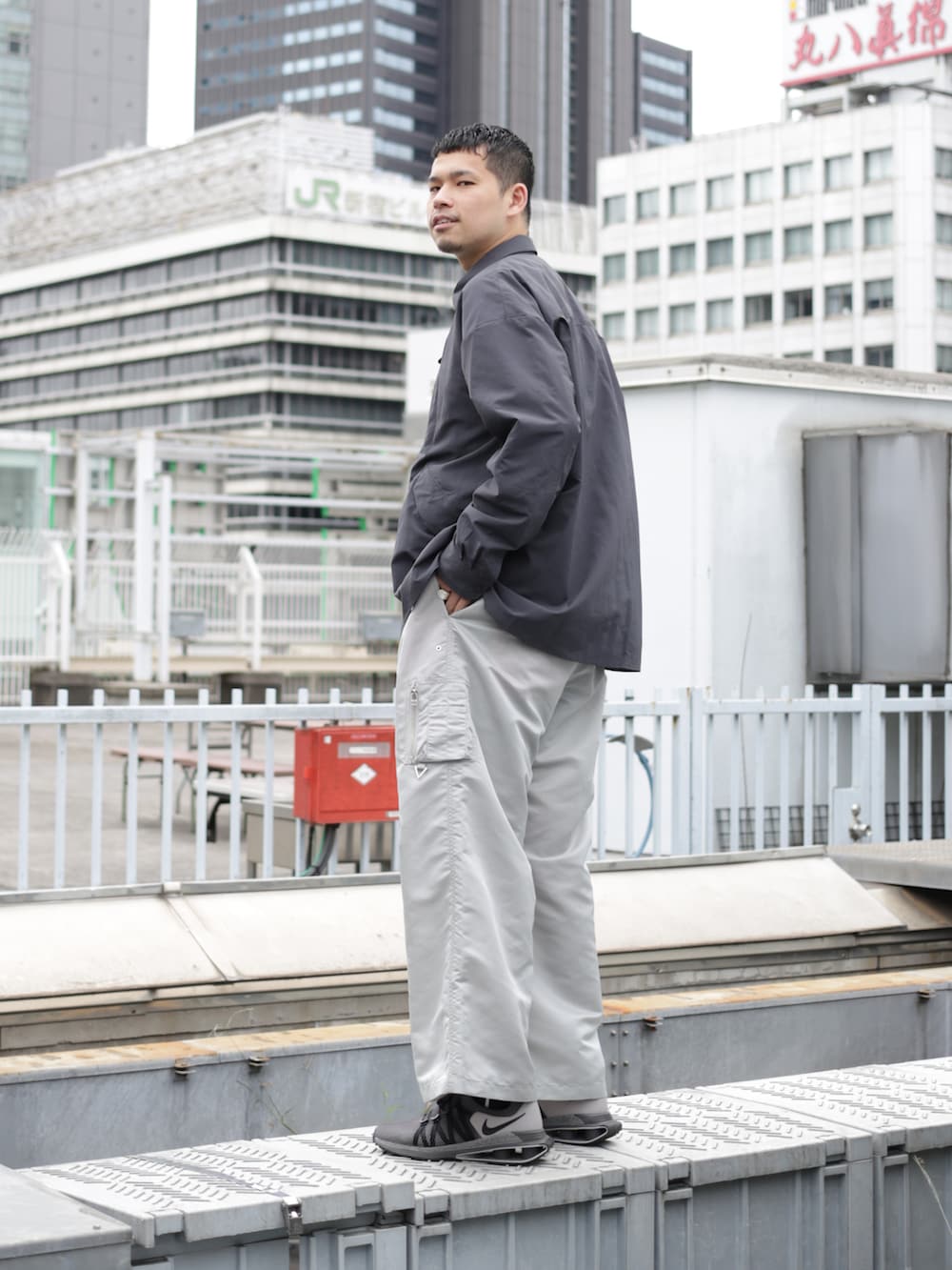グレー系のシャツ/ブラウス、ブルー系のニット/セーターを着用したメンズの秋コーディネートの2枚目の写真