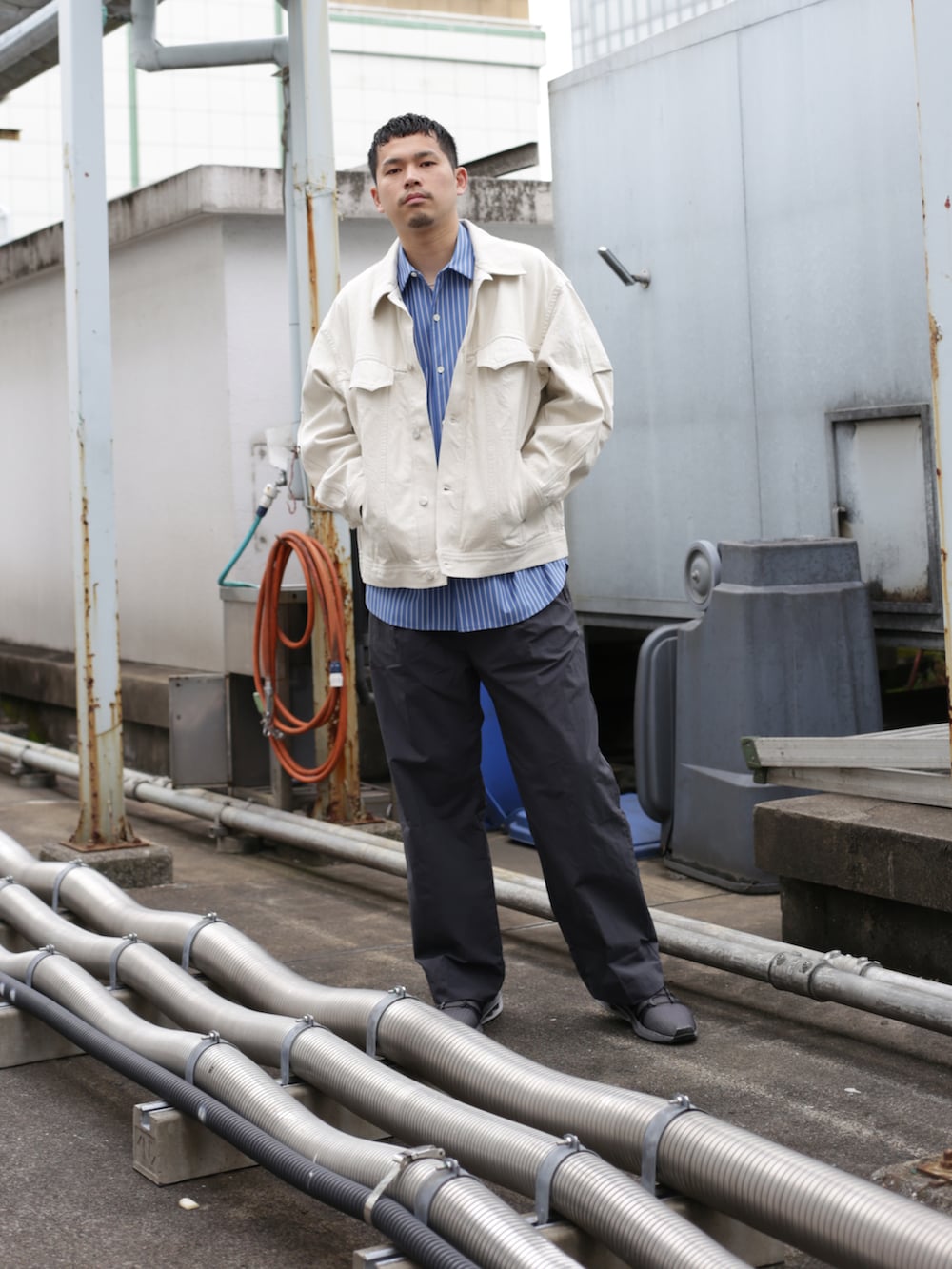 その他のブルゾン、ブルー系のシャツ/ブラウス、グレー系のスラックスを着用したメンズの秋コーディネートの2枚目の写真