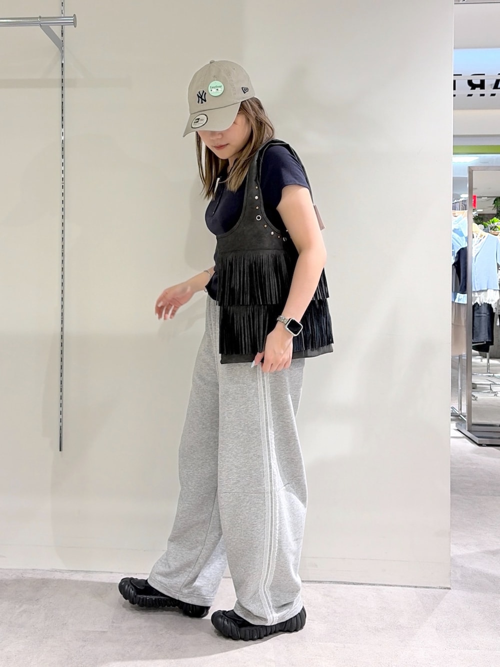 グレー系のTシャツ/カットソー、ブラック系のトートバッグ、グレー系のスウェットパンツを着用したレディースの夏コーディネートの2枚目の写真