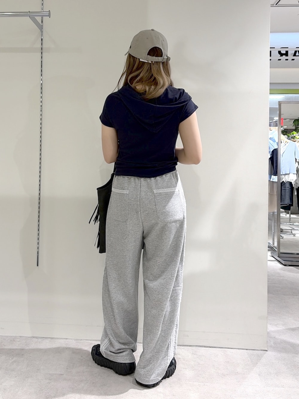 グレー系のTシャツ/カットソー、ブラック系のトートバッグ、グレー系のスウェットパンツを着用したレディースの夏コーディネートの4枚目の写真