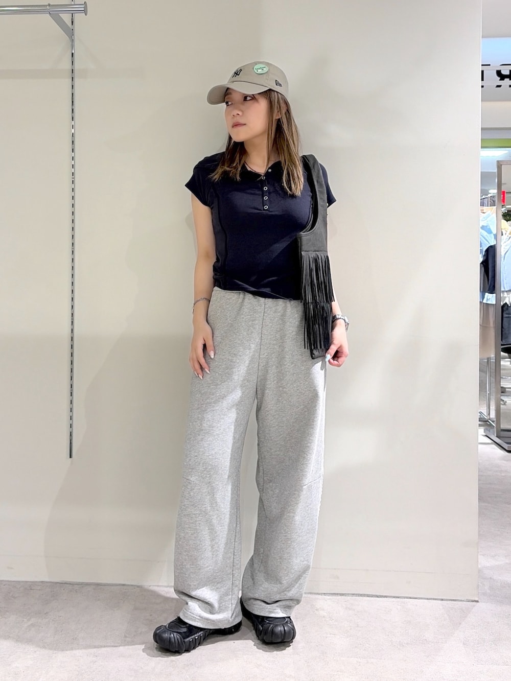 グレー系のTシャツ/カットソー、ブラック系のトートバッグ、グレー系のスウェットパンツを着用したレディースの夏コーディネートの3枚目の写真
