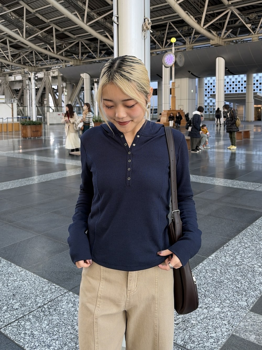 ベージュ系のデニムパンツ、ブルー系のTシャツ/カットソー、ブラウン系のトートバッグを着用したレディースの冬コーディネートの4枚目の写真