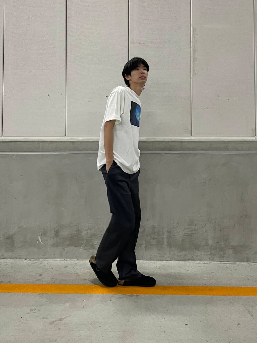 その他のTシャツ/カットソー、グレー系のその他パンツを着用したメンズの夏コーディネートの3枚目の写真