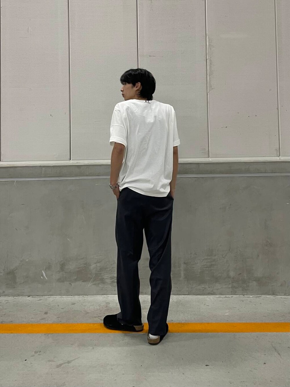 その他のTシャツ/カットソー、グレー系のその他パンツを着用したメンズの夏コーディネートの4枚目の写真