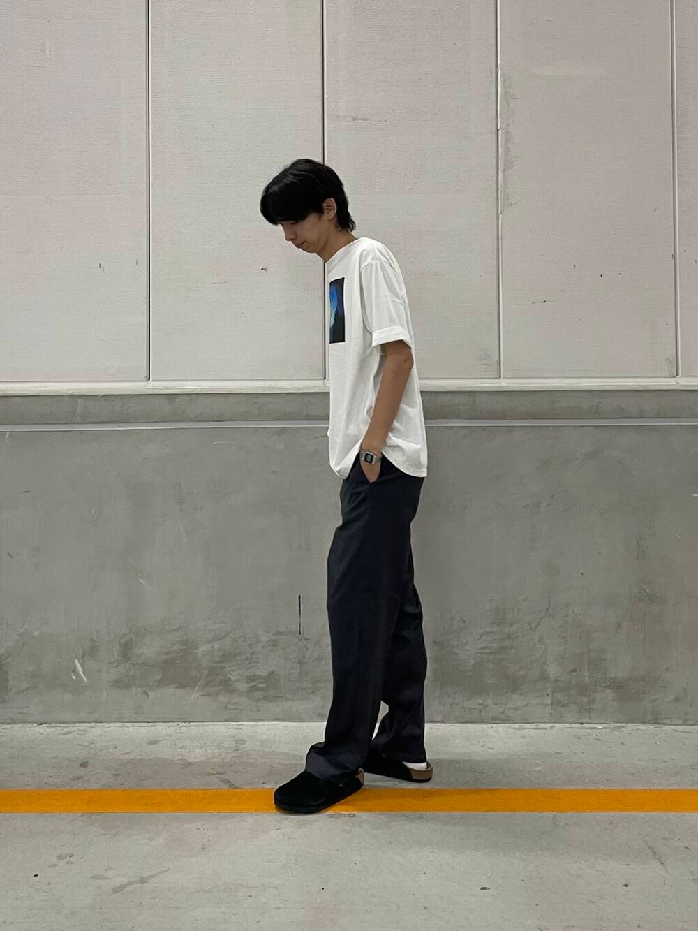 その他のTシャツ/カットソー、グレー系のその他パンツを着用したメンズの夏コーディネートの2枚目の写真