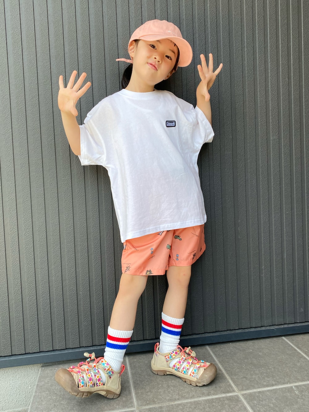 ホワイト系のTシャツ/カットソー、オレンジ系のパンツ、ベージュ系のサンダルを着用したキッズの夏コーディネートの4枚目の写真