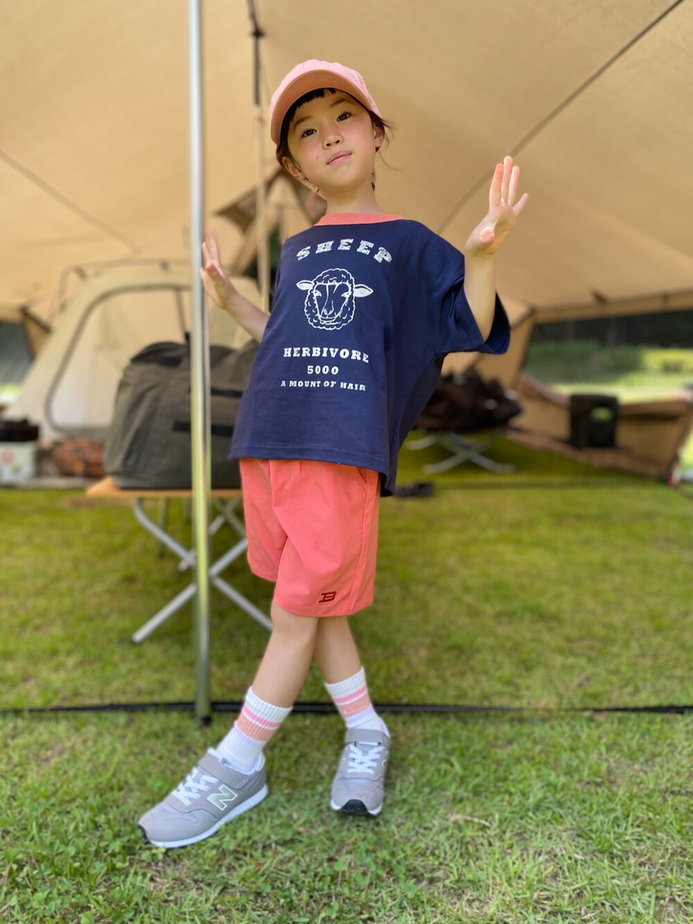 「休日スタイル、むすめコーデ、キャンプコーデ、夏コーデ、アウトドアスタイル、プチプラ、お出かけコーデ、キャップ、ハーフパンツ、Tシャツ、スニーカー」｜「MARKEY'Sのメッシュショートパンツ（その他パンツ、レッド系）」を使った、tamapicoさん（キッズ・110cm）の夏コーディネートの2枚目の写真