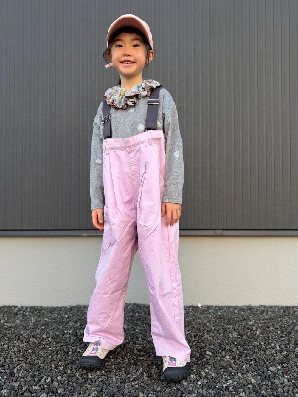 その他のTシャツ/カットソー、ベージュ系のスニーカー、ピンク系のオールインワン・サロペットを着用したキッズの冬コーディネートの2枚目の写真