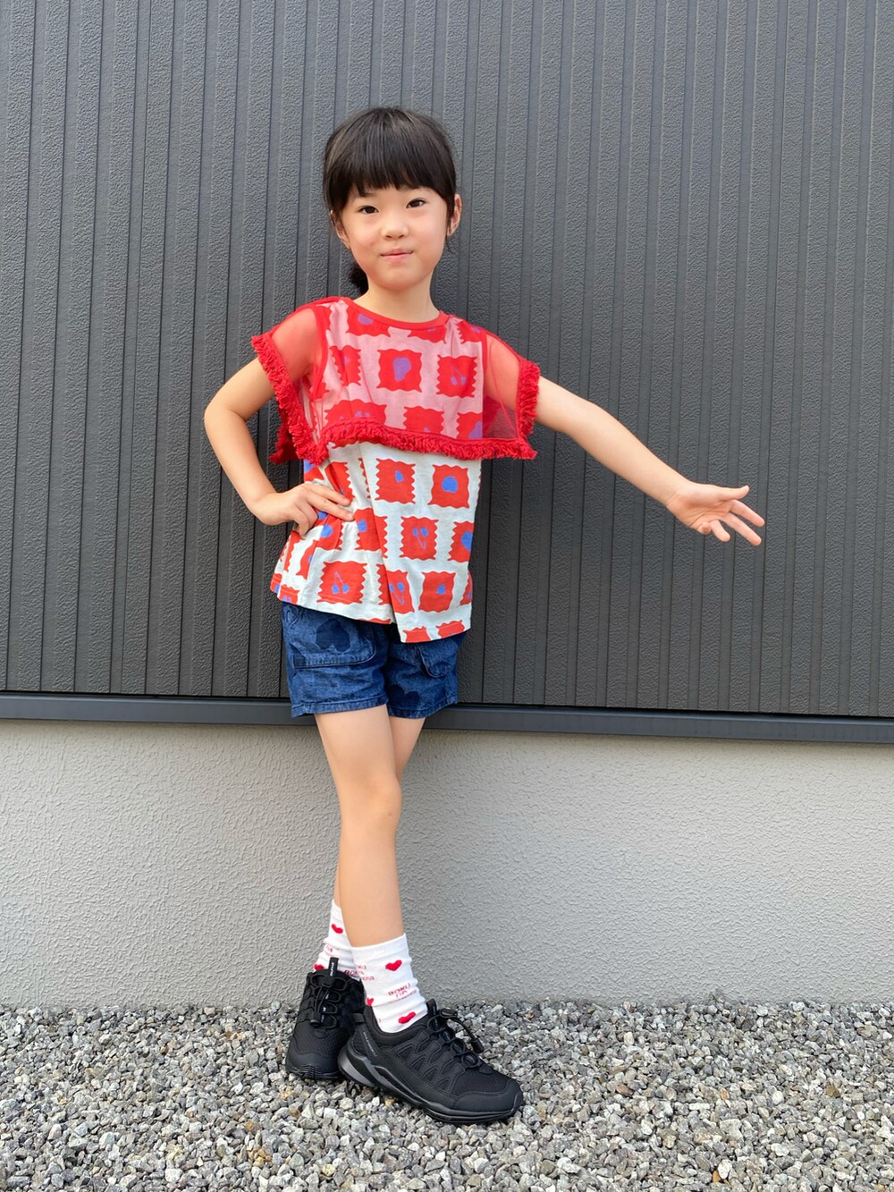 ブルー系のTシャツ/カットソー、ブルー系のデニムパンツ、ブラック系のスニーカーを着用したキッズの夏コーディネートの3枚目の写真