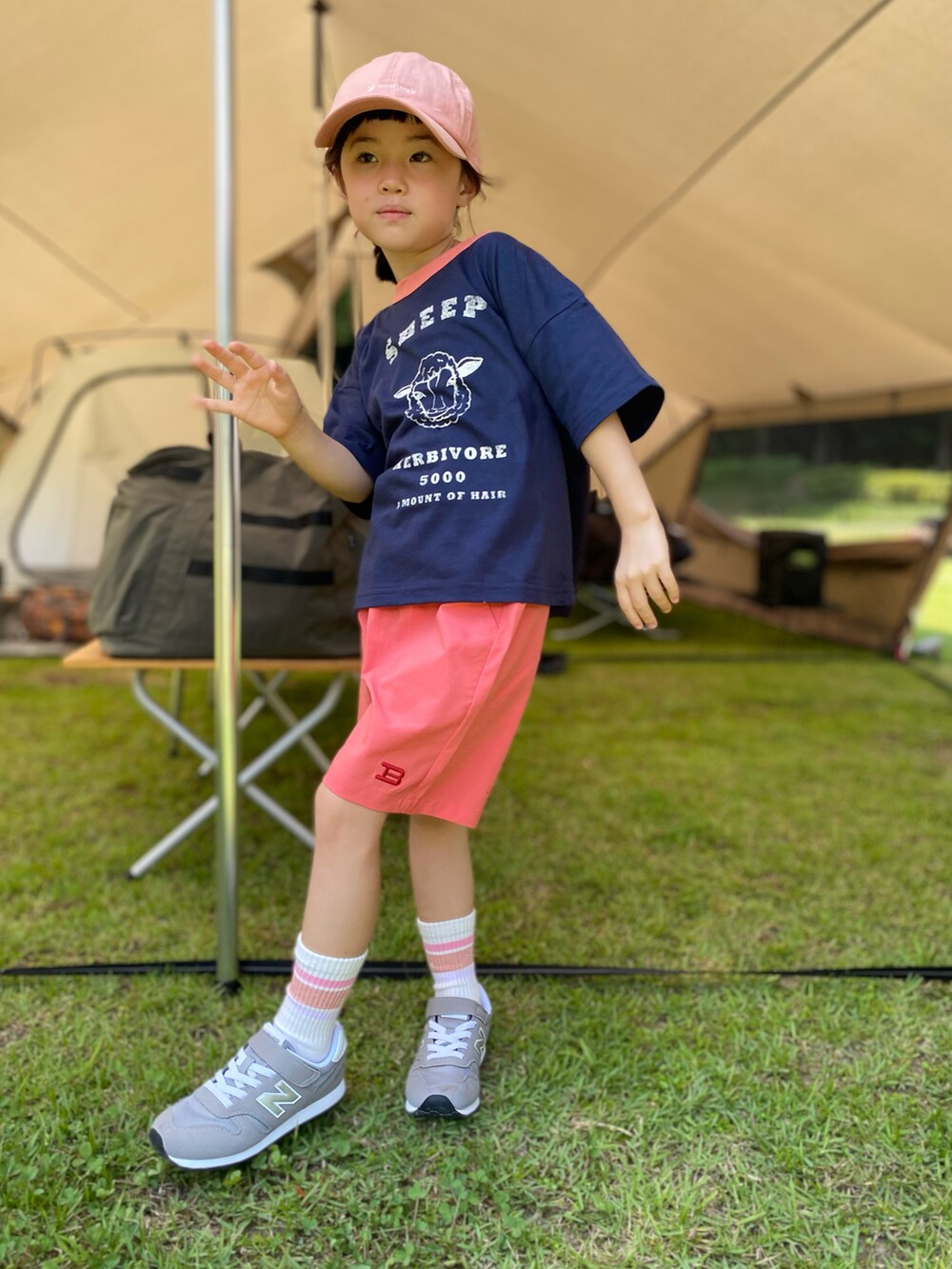 「休日スタイル、むすめコーデ、キャンプコーデ、夏コーデ、アウトドアスタイル、プチプラ、お出かけコーデ、キャップ、ハーフパンツ、Tシャツ、スニーカー」｜「MARKEY'Sのメッシュショートパンツ（その他パンツ、レッド系）」を使った、tamapicoさん（キッズ・110cm）の夏コーディネートの3枚目の写真