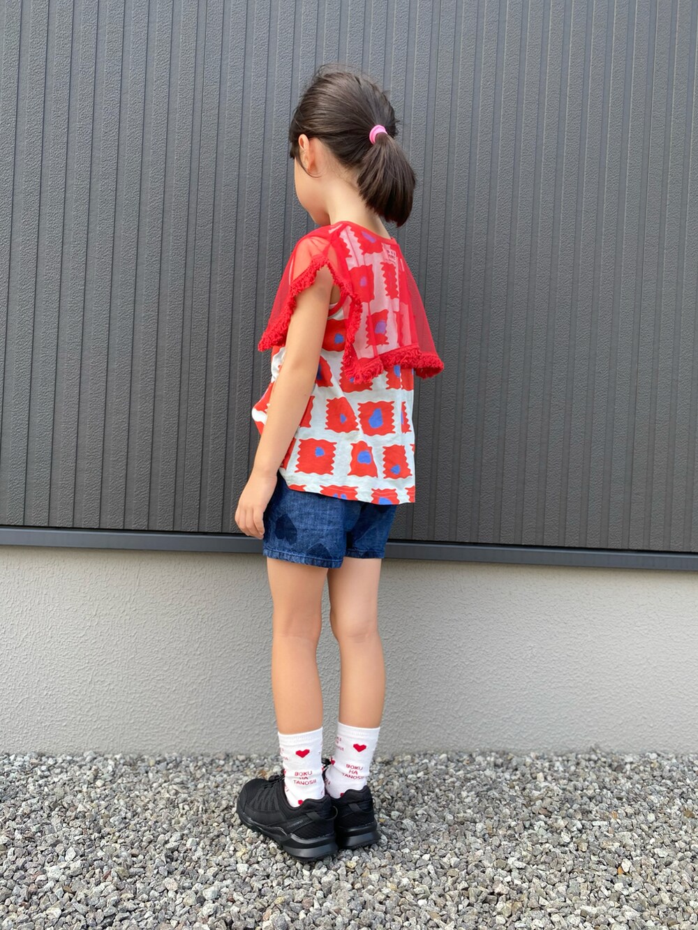 ブルー系のTシャツ/カットソー、ブルー系のデニムパンツ、ブラック系のスニーカーを着用したキッズの夏コーディネートの2枚目の写真