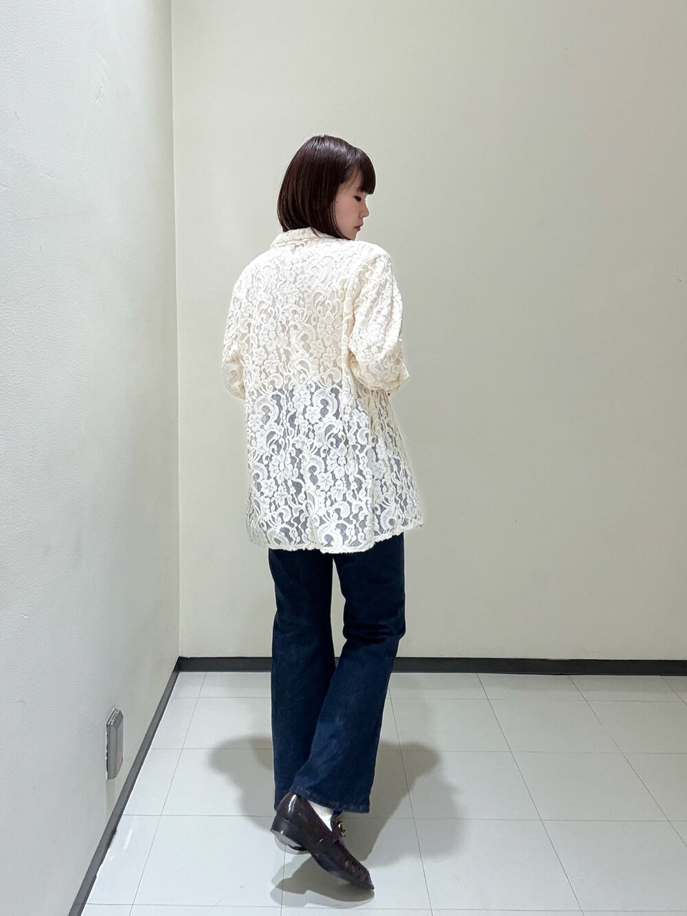 ホワイト系のその他アウター、ブルー系のスカート、ブルー系のデニムパンツを着用したレディースの秋コーディネートの4枚目の写真