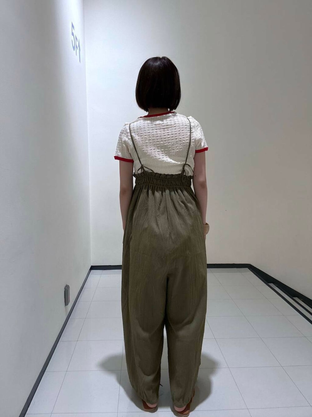 「大人カジュアル、Tシャツ、きれいめカジュアル、サンダル、KBF、サロペット、レース、newarrival、休日スタイル、サンダルコーデ、バイカラー、骨格ウェーブ、リンガーtee、初夏のお出掛けコーデ」｜「RODE SKOのウッドハンドルペーパーバッグ（トートバッグ、グレー系）」を使った、わらちゃんさん（レディース・162cm）の夏コーディネートの3枚目の写真