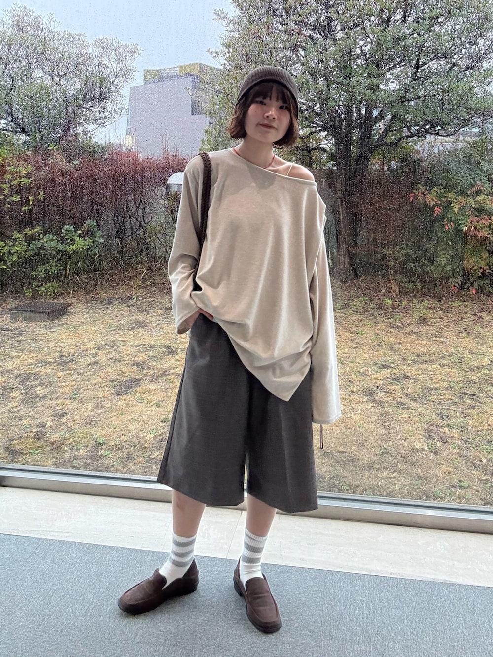 ベージュ系のTシャツ/カットソー、グレー系のその他パンツ、ブラウン系のローファーを着用したレディースの春コーディネートの5枚目の写真