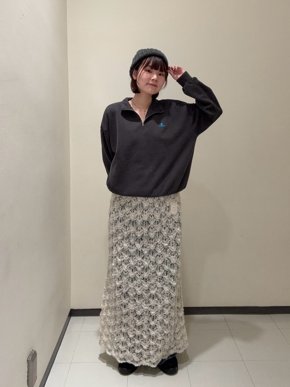 ホワイト系のスカート、グレー系のデニムパンツ、ブラック系のその他シューズを着用したレディースの秋コーディネートの2枚目の写真