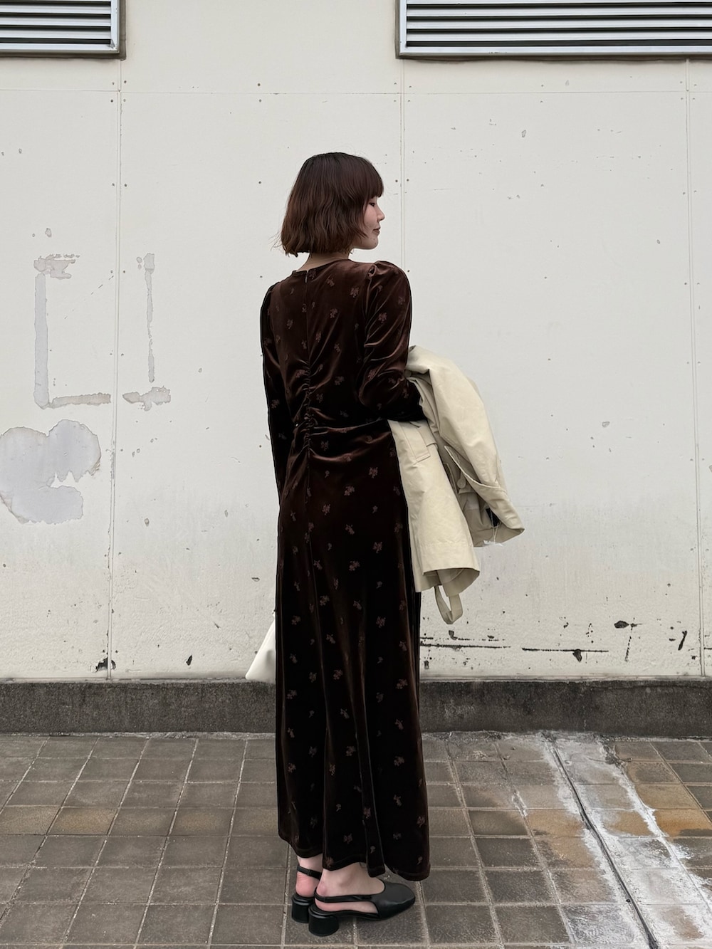 ブラウン系のワンピース、ブラック系のパンプス、ベージュ系のその他アウターを着用したレディースの春コーディネートの2枚目の写真