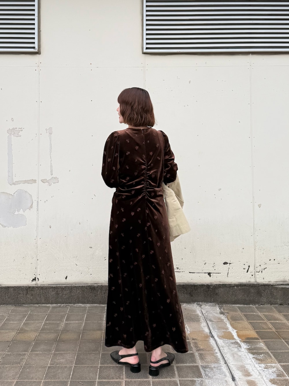 ブラウン系のワンピース、ブラック系のパンプス、ベージュ系のその他アウターを着用したレディースの春コーディネートの3枚目の写真