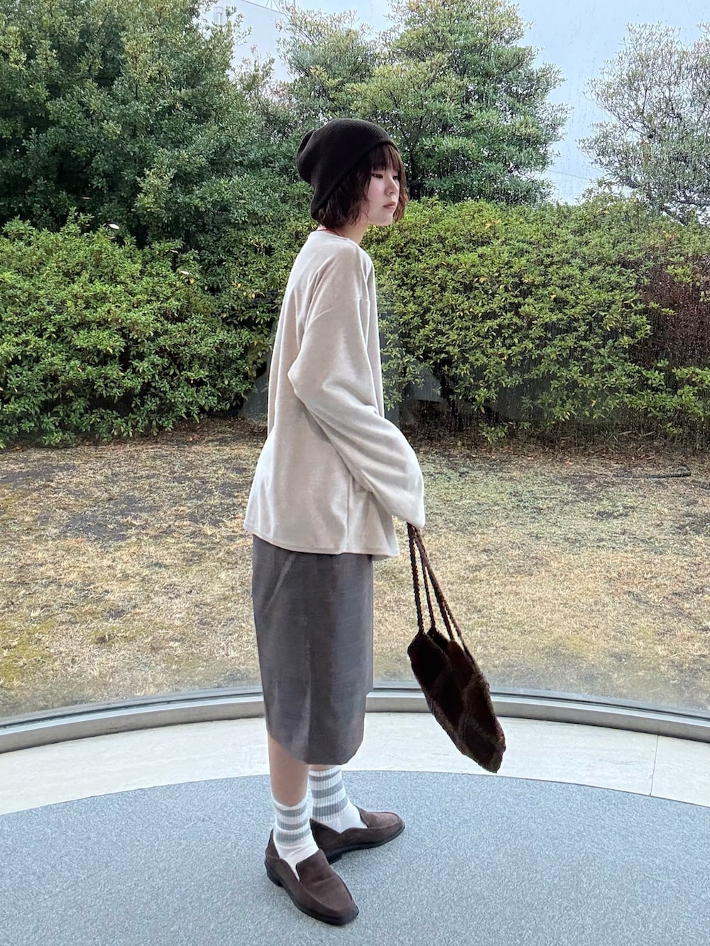 ベージュ系のTシャツ/カットソー、グレー系のその他パンツ、ブラウン系のローファーを着用したレディースの春コーディネートの2枚目の写真