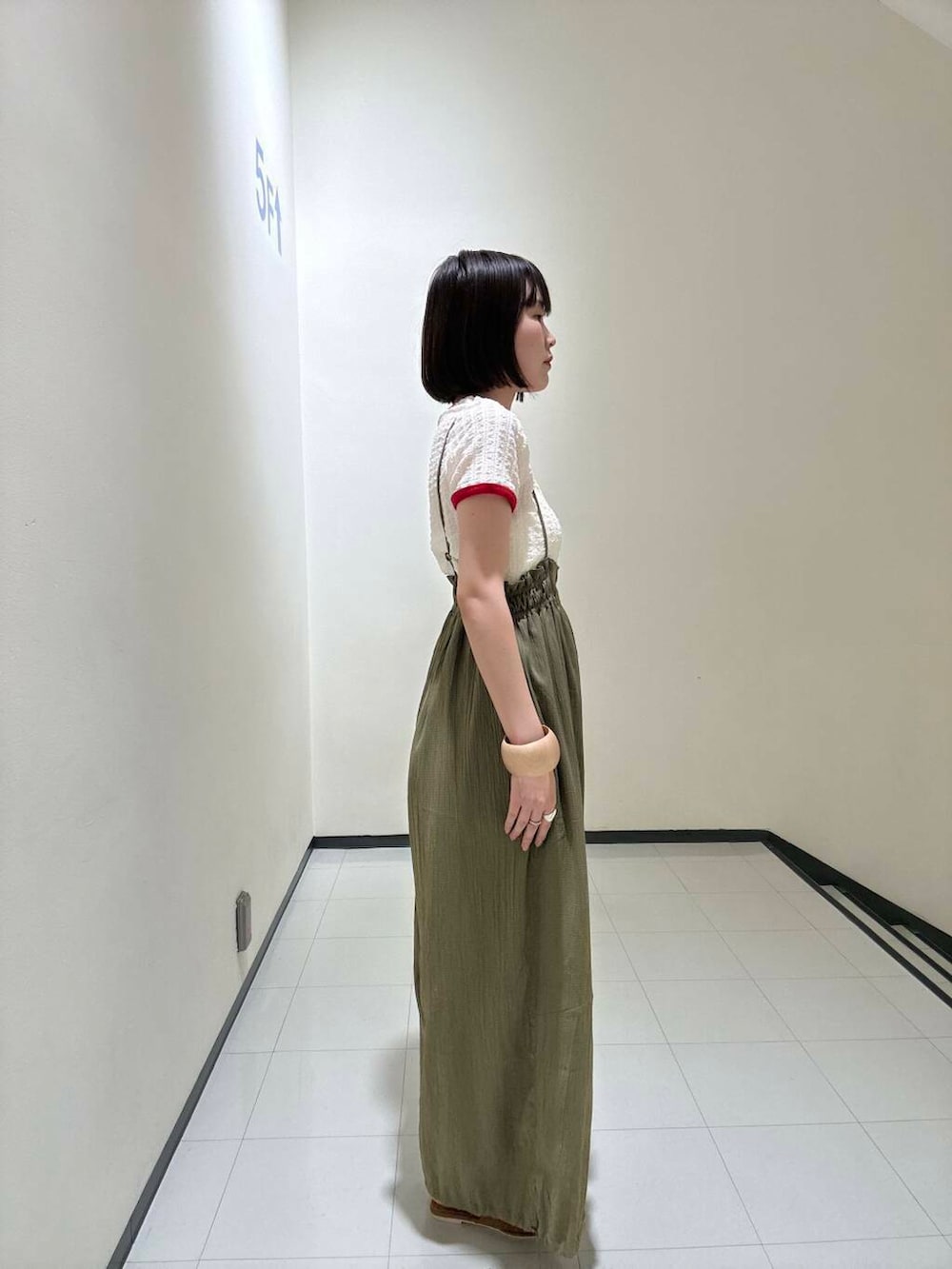 「大人カジュアル、Tシャツ、きれいめカジュアル、サンダル、KBF、サロペット、レース、newarrival、休日スタイル、サンダルコーデ、バイカラー、骨格ウェーブ、リンガーtee、初夏のお出掛けコーデ」｜「RODE SKOのウッドハンドルペーパーバッグ（トートバッグ、グレー系）」を使った、わらちゃんさん（レディース・162cm）の夏コーディネートの2枚目の写真