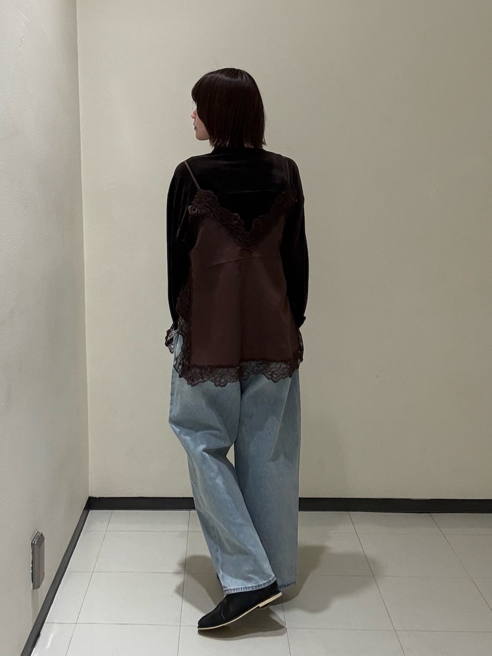 ブラウン系のキャミソール、ブラウン系のシャツ/ブラウス、ブルー系のデニムパンツを着用したレディースの冬コーディネートの4枚目の写真