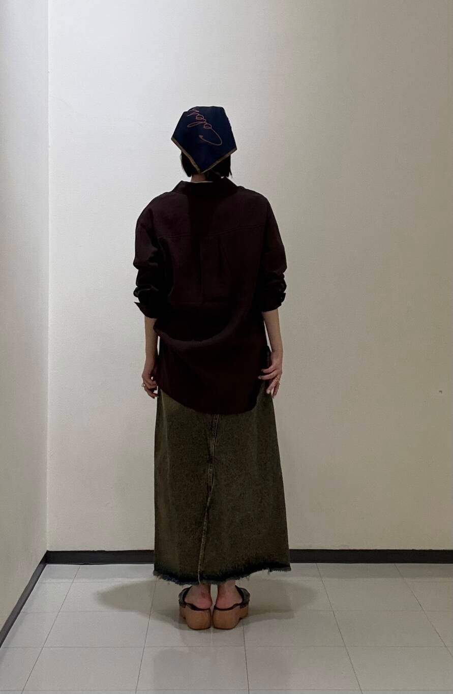 「シャツ、大人カジュアル、デニム、スカート、きれいめカジュアル、サンダル、KBF、newarrival、休日スタイル、サボサンダル、骨格ウェーブ、即戦力シャツコーデ、初夏のお出掛けコーデ、私の推しデニムスタイル」｜「KBFのコロッセオスカーフ（バンダナ/スカーフ、ブルー系）」を使った、わらちゃんさん（レディース・162cm）の春コーディネートの3枚目の写真