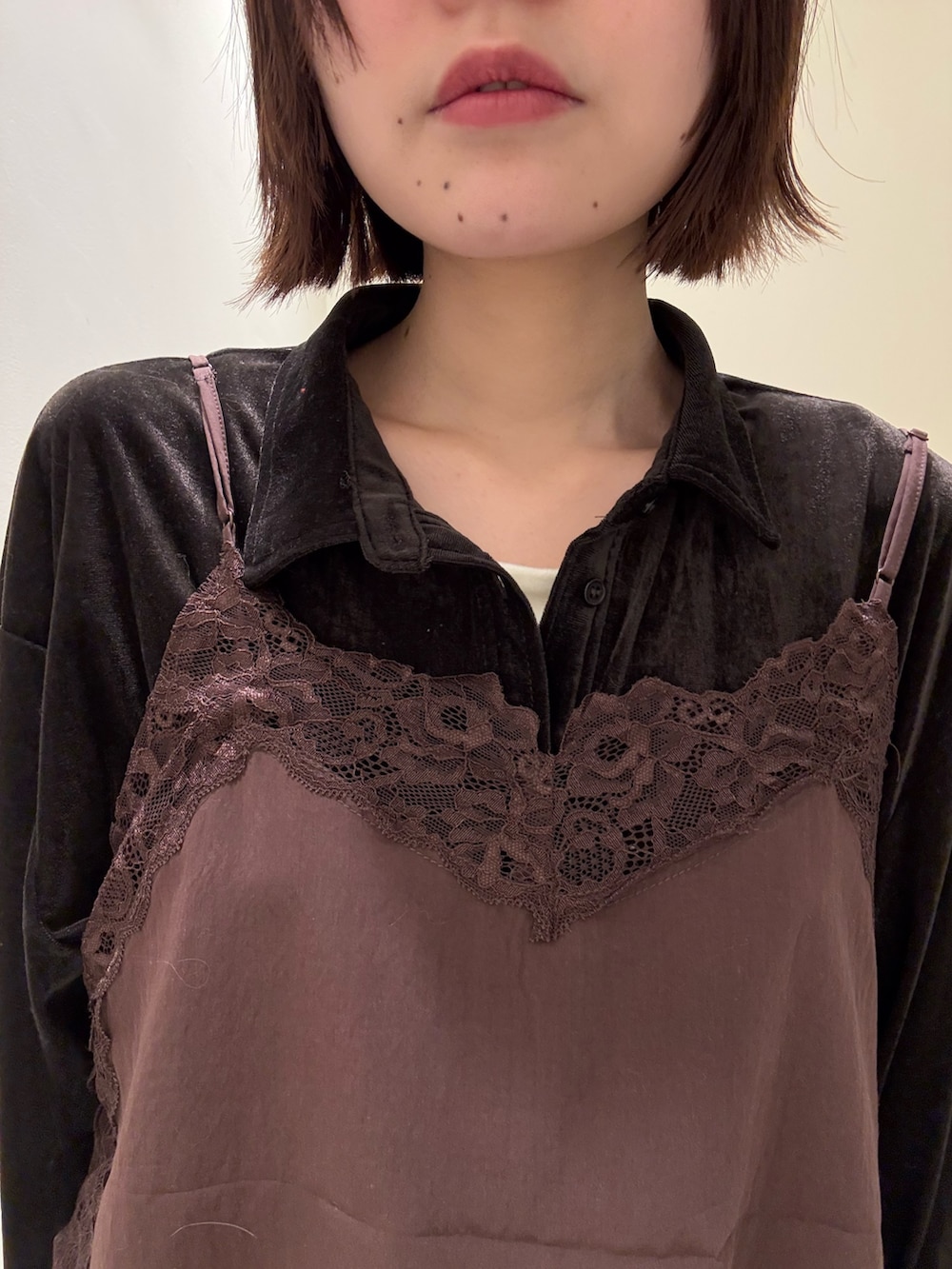 ブラウン系のキャミソール、ブラウン系のシャツ/ブラウス、ブルー系のデニムパンツを着用したレディースの冬コーディネートの5枚目の写真