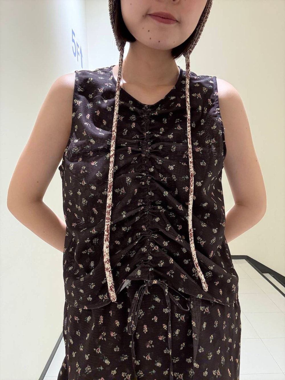 ブラック系のスニーカー、ブラウン系のシャツ/ブラウス、ブラウン系のその他パンツを着用したレディースの夏コーディネートの5枚目の写真