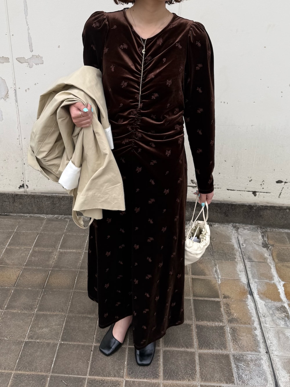 ブラウン系のワンピース、ブラック系のパンプス、ベージュ系のその他アウターを着用したレディースの春コーディネートの4枚目の写真